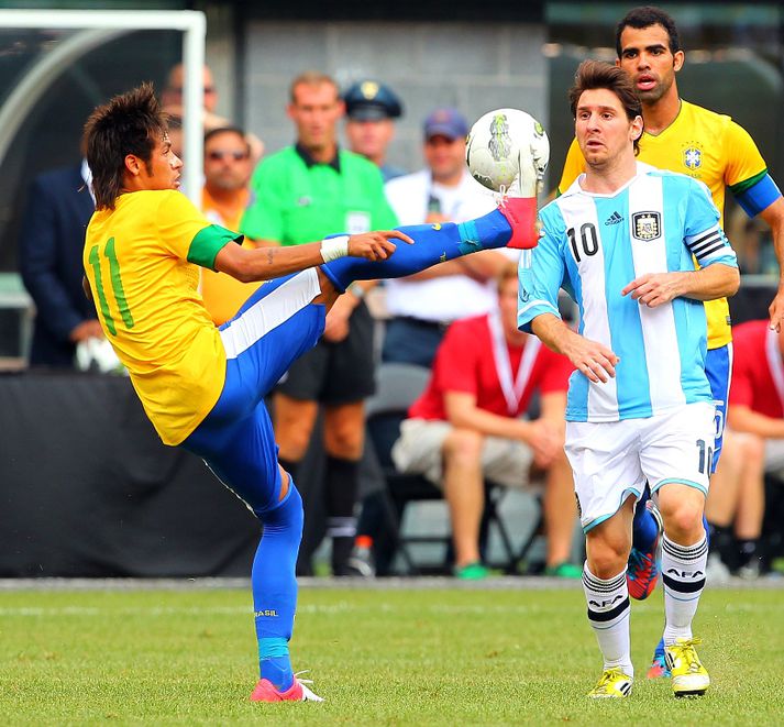 Messi og Neymar berjast í landsleik.