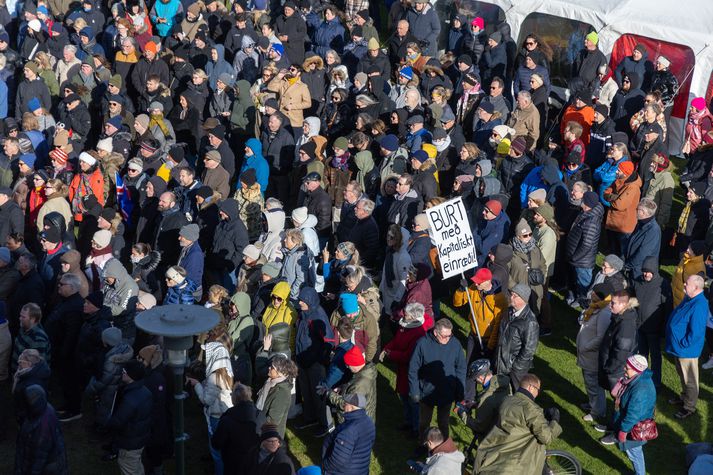 Alþýðusam­band Íslands (ASÍ), BSRB og Kenn­ara­sam­band Íslands (KÍ) boðuðu til mót­mæla á Aust­ur­velli klukkan 16 í dag. Á sama tíma hófst fyrsti þingfundur vetrarins. 