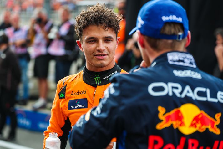 Lando Norris ræsir fremstur í hollenska kappakstrinum á morgun. Heimsmeistarinn Max Verstappen verður þó ekki langt undan á sinni heimabraut.