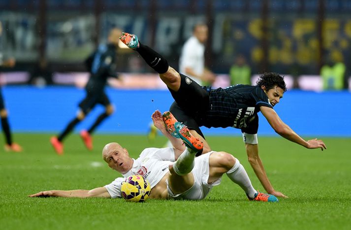 Emil í baráttu við Andrea Ranocchia, fyrirliða Inter, í kvöld.