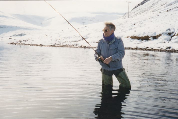 Gylfi við kunnuglega iðju.