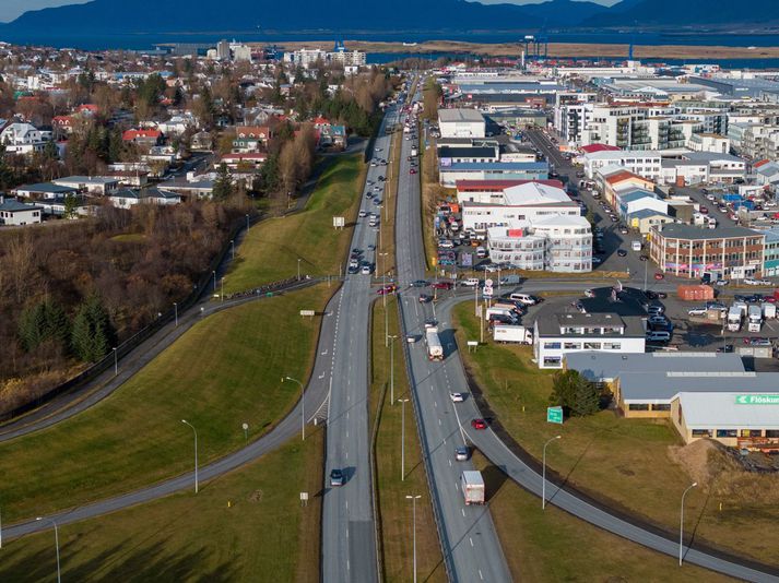 Banaslys varð á Sæbraut í nótt þegar fólksbifreið var ekið norður Sæbraut, á milli Súðarvogs og Kleppsmýrarvegar, og á gangandi vegfaranda sem var á leið yfir götuna til austurs. Myndin er úr safni.