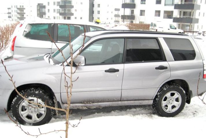 Hér má sjá mynd af bílnum, steingráum Subaru Forrester með númerið DS B11