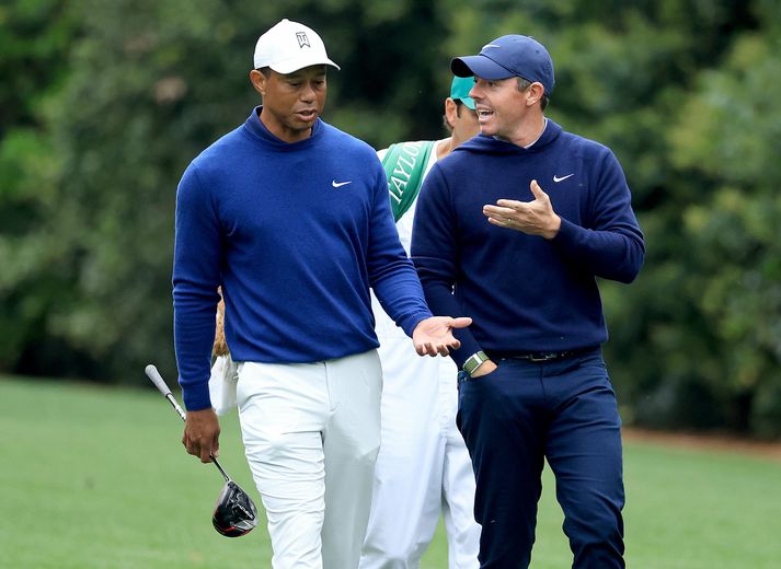 Tiger Woods og Rory McIlroy ræðast við.