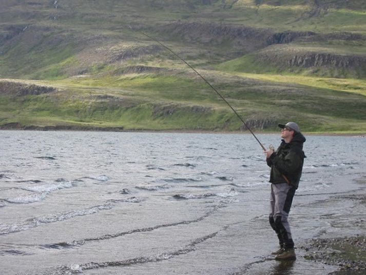 Tekið á fiski í Hítarvatni.