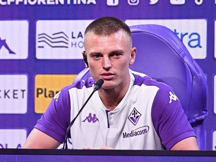 Albert Guðmundsson sat fyrir svörum á blaðamannafundi í gær. Hann gæti orðið dýrasti leikmaður í sögu Fiorentina.