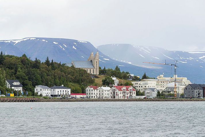 Umskurðurinn var framkvæmdur í heimahúsi á Akureyri og í annað sinn á sjúkrahúsinu þar í bæ.