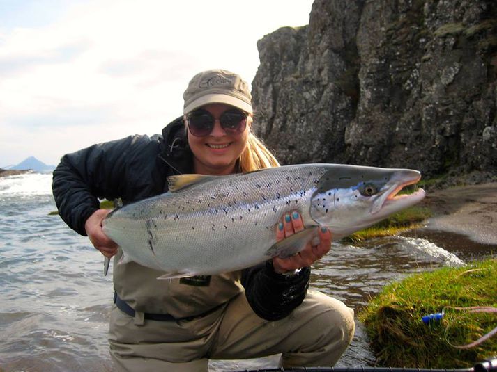 Elín Ingólfsdóttir landaði þessum glæsilega laxi í opnunarhollinu í Norðurá; 90 sentimetra hængur.