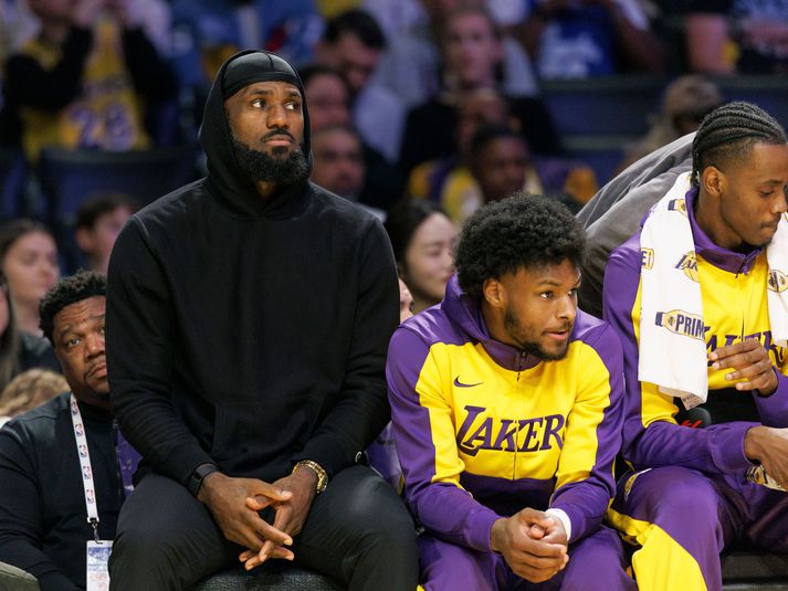 LeBron James ásamt syni sínum Bronny á leik Los Angeles Lakers um síðustu helgi.