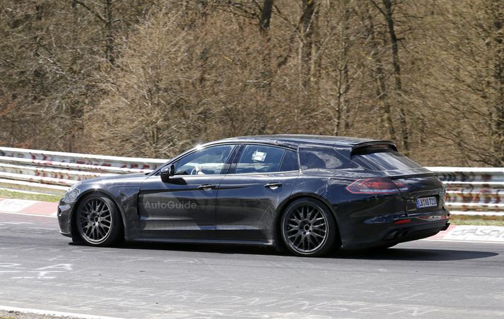 Langa Panameran sem sést hefur á Nürburgring brautinni.