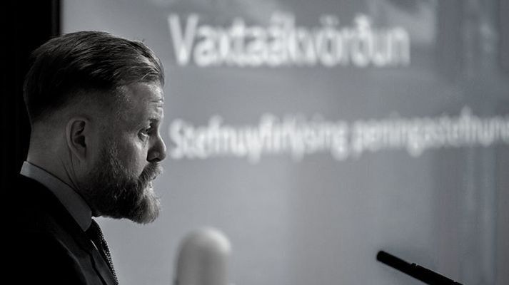 Útlit er fyrir litla spennu þegar Ásgeir Jónsson, seðlabankastjóri og formaður peningastefnunefndar, kynnir fyrstu vaxtaákvörðun ársins en mikil samstaða er meðal markaðsaðila og greinenda að vextirnir verði lækkaðir um 50 punkta í annað sinn í röð.