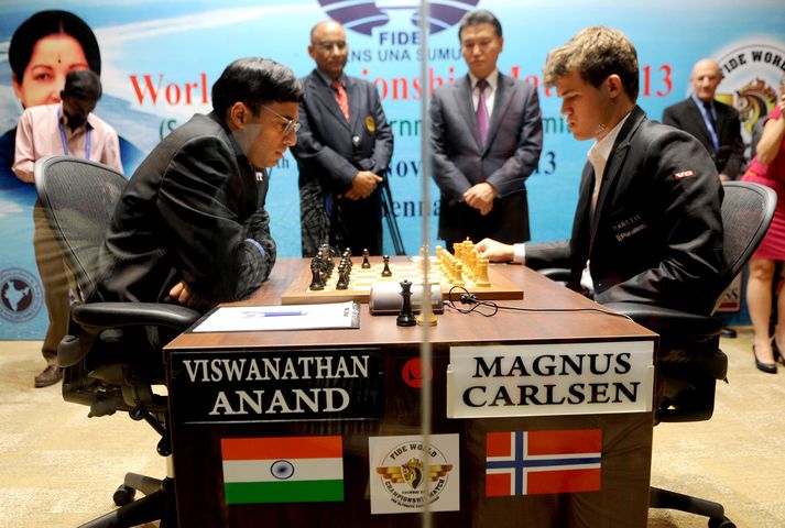 Anand og Carlsen í upphafi skákar.