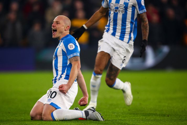 Aaron Mooy fagnar öðru marka sinna.