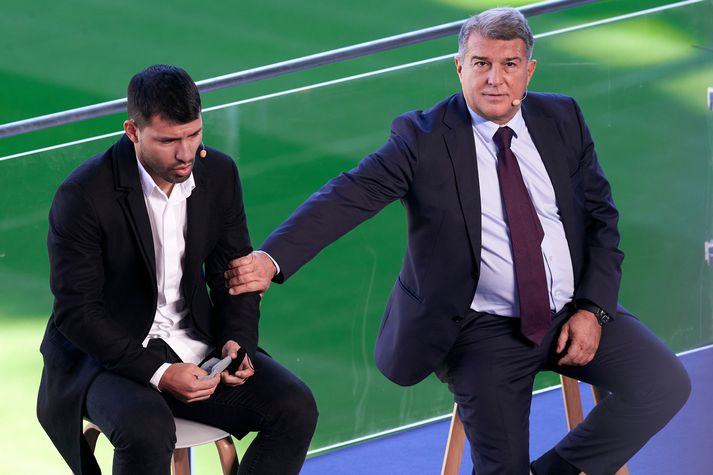 Joan Laporta, forseti Barcelona, sést hér með Sergio Agüero þegar Argentínumaðurinn tilkynnti að hann yrði að setja fótboltaskóna upp á hillu vegna hjartavandamála.