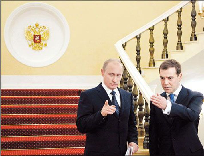 Vladimir Putin vísar Medvedev veginn.