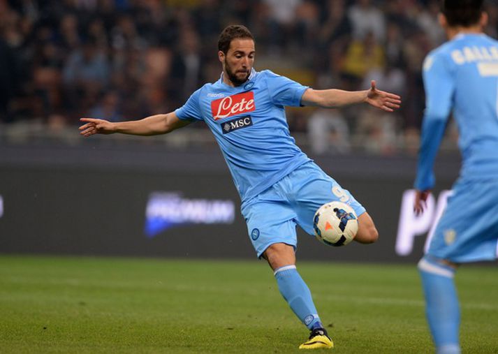 Gonzalo Higuain fór meiddur út af í kvöld.