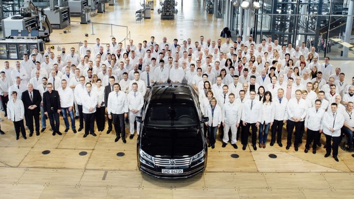 Starfsfólk verksmiðjunnar í Dresden fyrir framan síðasta eintakið af Volkswagen Phaeton.