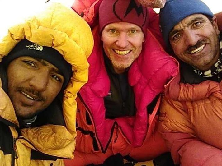 John Snorri Sigurjónsson z alpinistami w drodze na szczyt K2