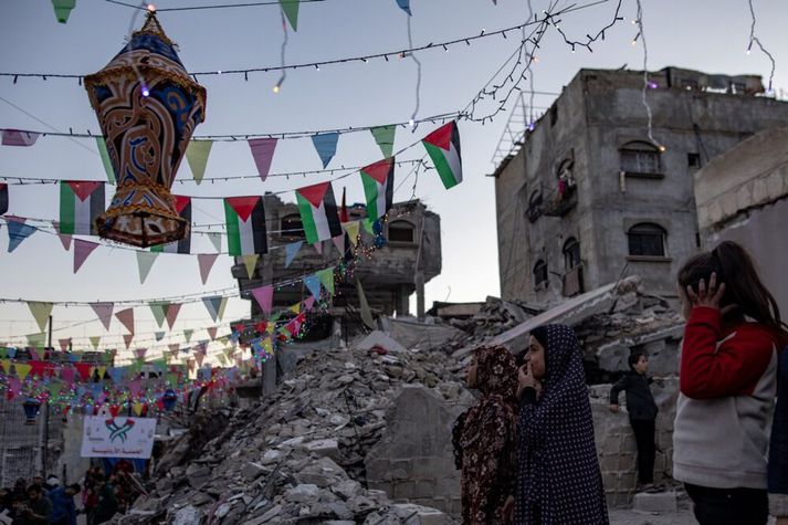 Palestínubúar skreyta fyrir Ramadan hátíðina sem hófst í gær og stendur til 30. mars.