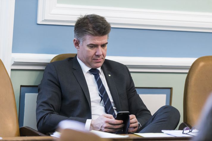 Gunnar Bragi Sveinsson sjávarúrvegsráðherra.