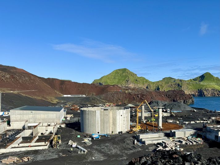 Uppsetning á fyrsta á fiskeldiskerinu í Viðlagafjöru í Vestmannaeyjum hófst fyrr í sumar en alls eru sett upp átta slík ker á þessu ári. . Alls er stefnt að því að byggja áframeldið upp í sex jafn stórum áföngum og árleg framleiðslugeta verði þá samtals um 32 þúsund tonn.