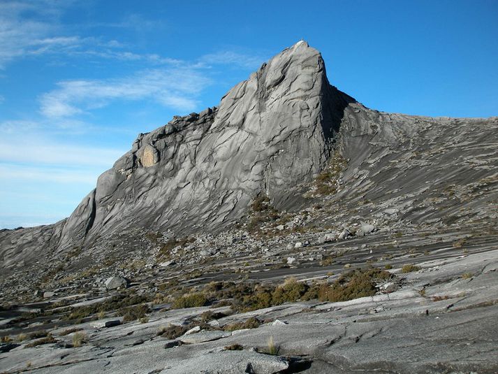 Göngumönnum hefur verið sagt að halda kyrru fyrir vegna hættu á skriðum.