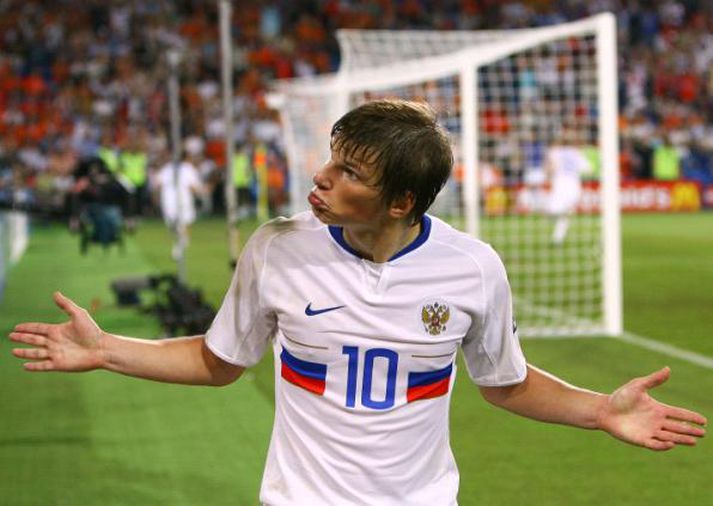 Arshavin fagnar gegn Hollandi.