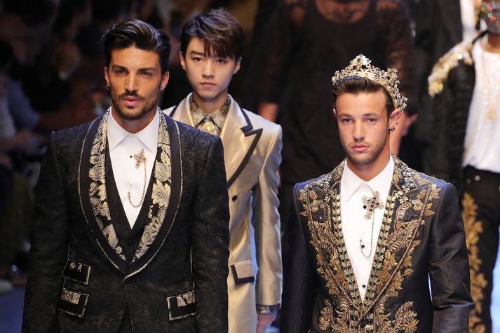 Mariano Di Vaio (t.v.) er andlit nýs herrailms frá Dolce & Gabbana. Hér sýnir hann föt frá þeim þegar herrastískan 2019 var kynnt.