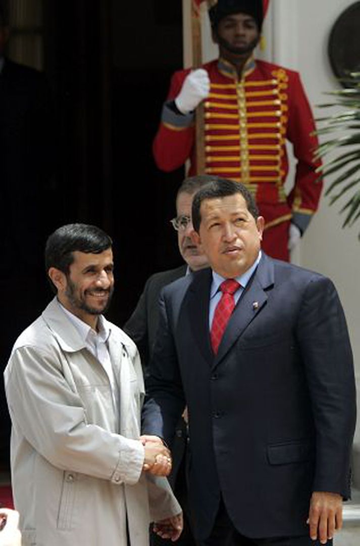 Forsetarnir tveir Ahmadinejad og Chávez eru umdeildir, en segjast hjálpast að í baráttunni.