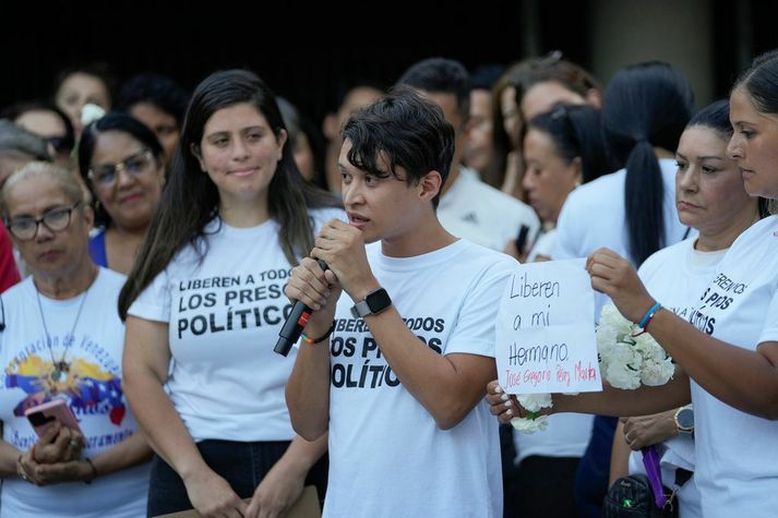 Fjölskyldur mótmælenda sem voru handteknir eftir kosningarnar í Venesúela komu saman í Caracas í síðustu viku. SÞ segja að þeir handteknu fái ekki að velja sér lögmann eða hafa samband við fjölskyldu. Í sumum tilfellum væri rétt að tala um að mótmælendur hafi verið látnir hverfa.