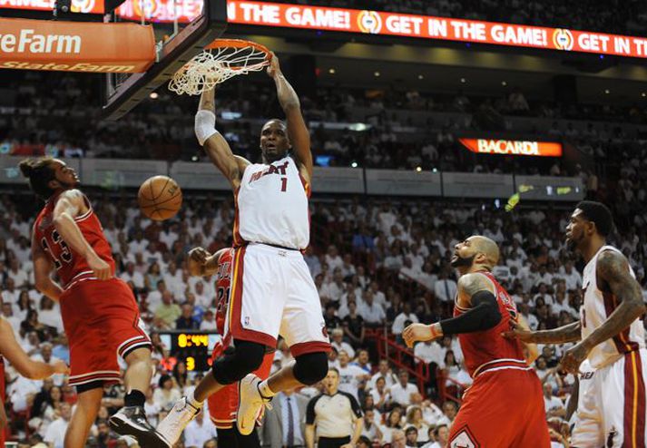 Chris Bosh treður með tilþrifum í Miami í nótt.