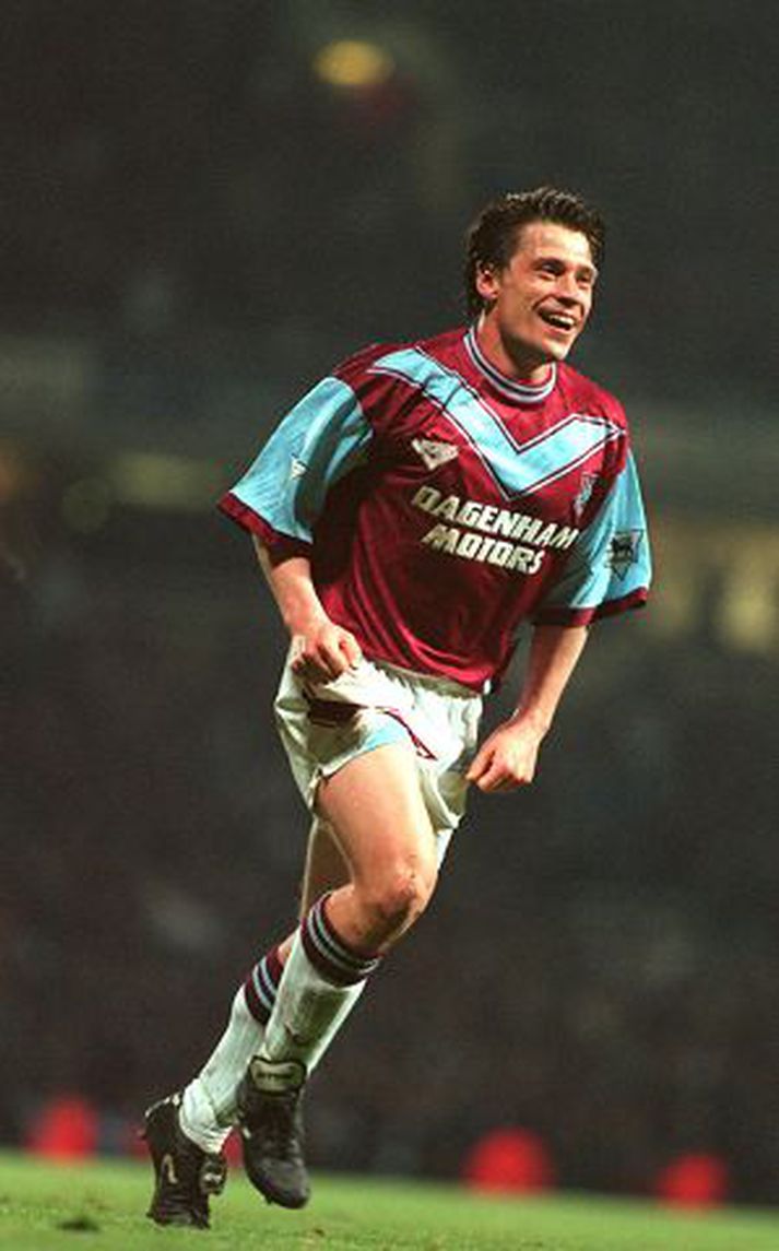 Tony Cottee hefur lengi haft augastað á West Ham. Hjálpaði Eggerti Magnússyni að komast af stað en var síðan skilinn eftir. Cottee sést hér í leik með West Ham á sínum tíma en hann var vinsæll leikmaður.