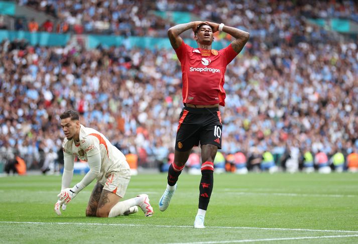 Marcus Rashford fórnar höndum eftir að hafa klúðrað dauðafæri gegn Manchester City í leiknum um Samfélagsskjöldinn.