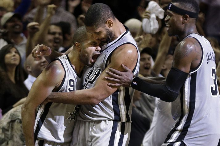 Tony Parker fagnar hér sigurkörfu sinni með Tim Duncan.