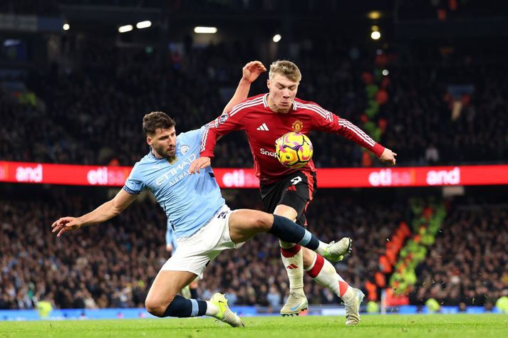 Ruben Dias í baráttu við Rasmus Höjlund í leiknum við Manchester United, en Pep Guardiola hefur nú greint frá því að Dias verði frá keppni í 3-4 vikur eftir að hafa meiðst í leiknum.