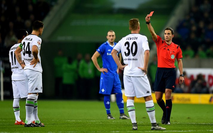 Xhaka fær hér rauða spjaldið um helgina.