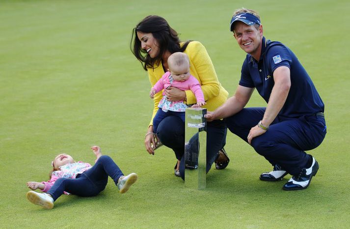 Luke Donald fagnar sigrinum með eiginkonu sinni  Diane og dætrum þeirra Elle og Sophia Ann.