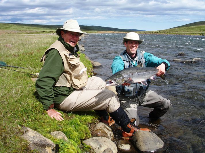 George Bush eldri, fyrrverandi forseti Bandaríkjanna, ásamt Vigfúsi Orrasyni. Á ferð sinni til Íslands fyrir nokkrum árum veiddi hann lax í Leifsstaðarhyl snemma í júlí.