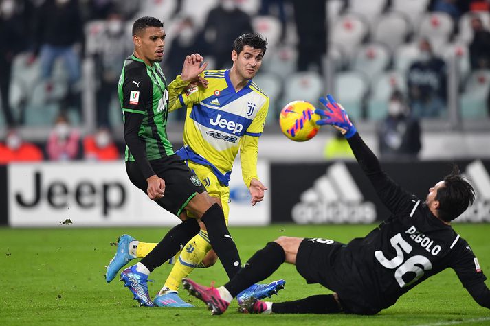 Juventus kom sér í undanúrslit með 2-1 sigri gegn Sassuolo í kvöld.