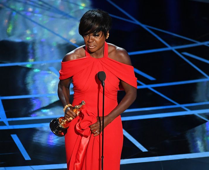 Viola Davis tekur við verðlaununum í nótt.