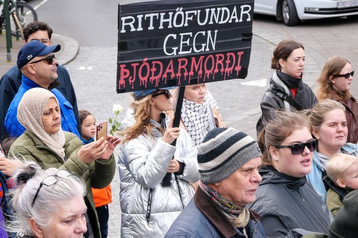 Rithöfundar komu saman í göngunni til að mótmæla þjóðarmorði.