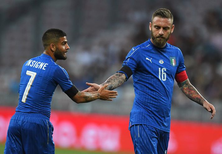 Lorenzo Insigne og Daniele De Rossi fagna marki þess síðarnefnda.