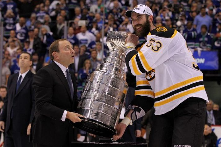 Bettman afhendir Boston Bruins Stanley-bikarinn um síðustu helgi