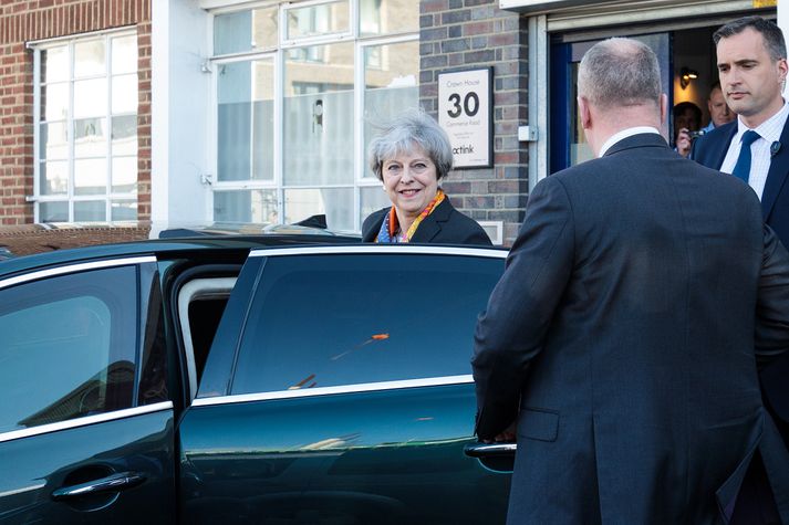 Theresa May forsætisráðherra fer varlega í að túlka forspárgildi kosninganna í gær.