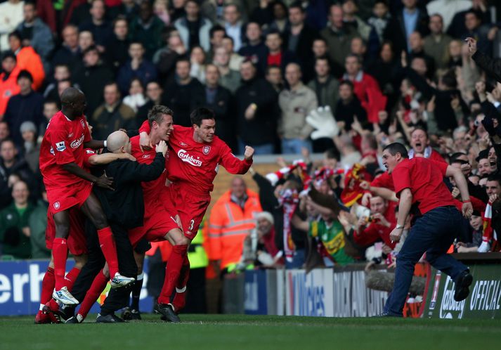 Leikmenn Liverpool fagna markinu hjá Crouch í dag.