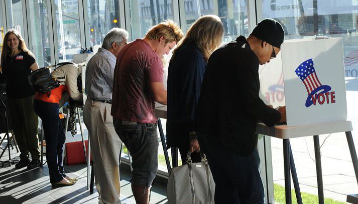 Þegar kosið er í í Kaliforníu eru kjörstaðir settir upp á ólíklegustu stöðum, þar á meðal á þessari bílasölu í Beverly Hills. Nordicphotos/AFP