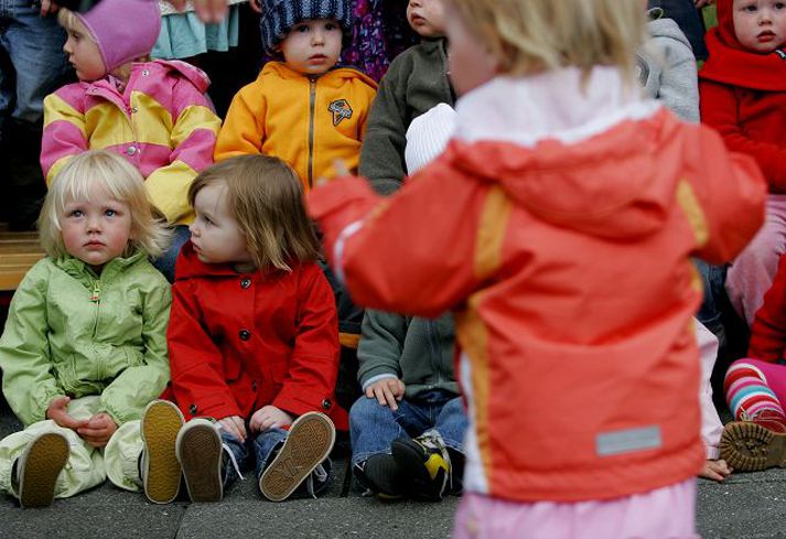 Ægisborg. Leikskólinn 25 ára. Borgarstjóri á svæðinu.    Börn, krakkar, leikskóli, leika, gaman, sumar, syngja