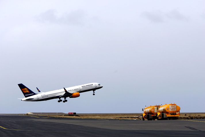 Mennirnir eru sakaðir um að hafa hlaupið í leyfisleysi inn á flugbraut.