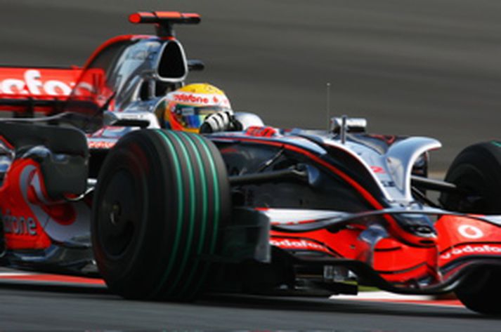 Lewis Hamilton á fullri ferð á Fuji brautinni í Japan á umhverfisvænni grænmáluðum dekkjium.