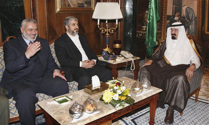 Haniyeh (t.v.), Meshal (í miðju) og Abdullah (t.h.) ræðast hér við í dag.